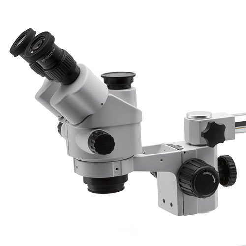 Detail trinokulárneho mikroskopu SLX-5